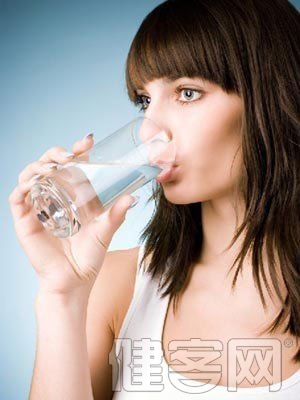 法報道每天4杯水防糖尿病